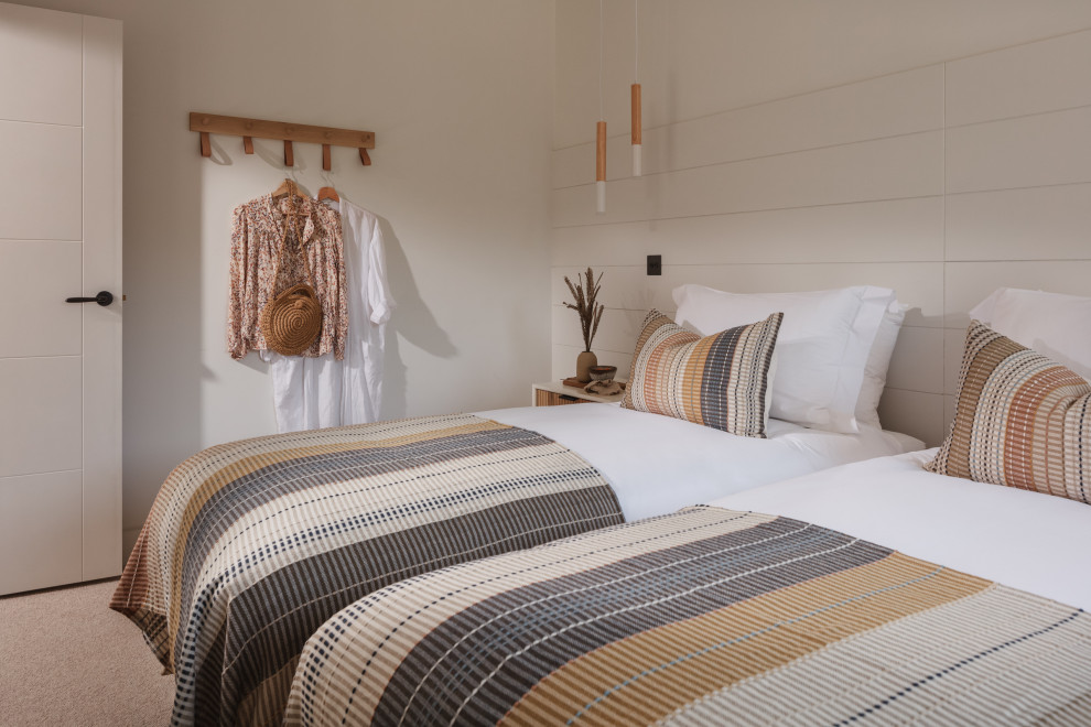 Beach style bedroom in Cornwall.