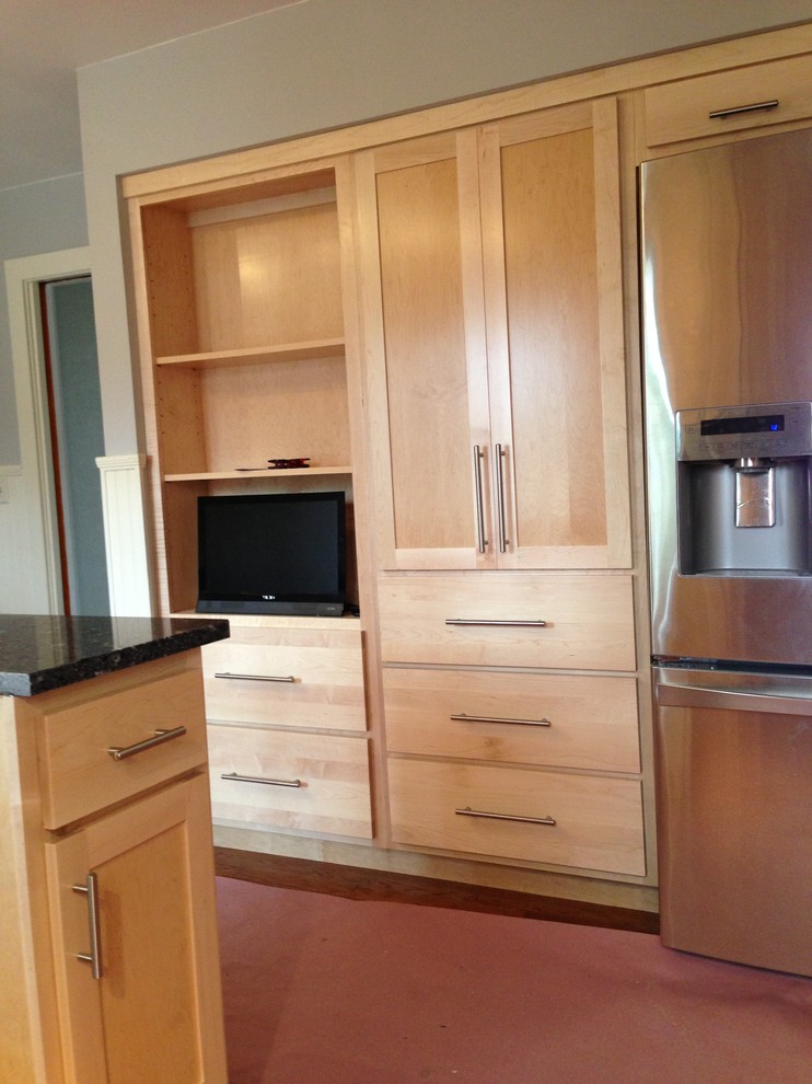 Enclosed kitchen - small transitional u-shaped medium tone wood floor enclosed kitchen idea in Chicago with a double-bowl sink, shaker cabinets, light wood cabinets, quartzite countertops, stainless steel appliances and a peninsula