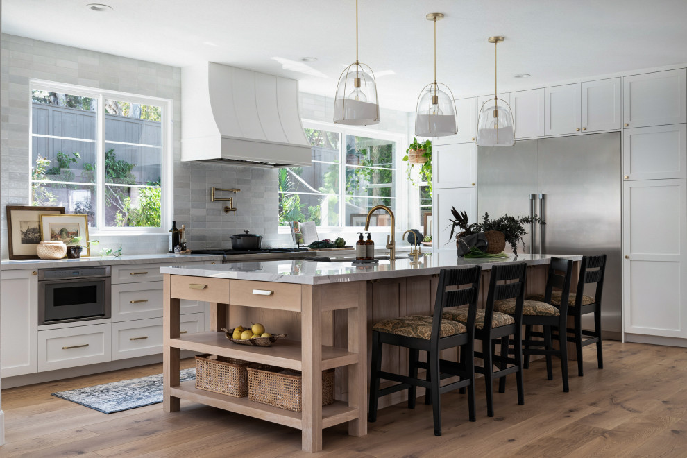 Источник вдохновения для домашнего уюта: большая кухня в стиле неоклассика (современная классика) с обеденным столом и островом