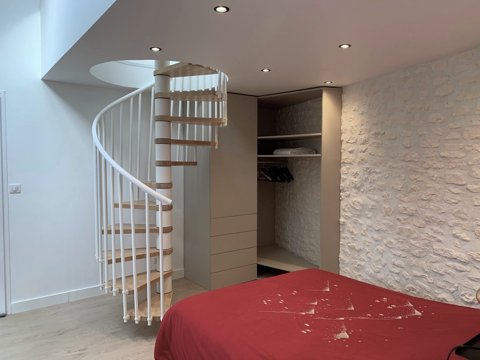 Aménagement de deux espaces chambres de réception dans une maison de campagne