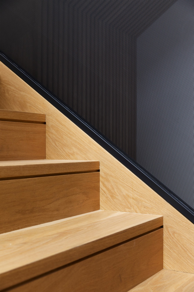 Идея дизайна: большая п-образная деревянная лестница в современном стиле с деревянными ступенями и металлическими перилами