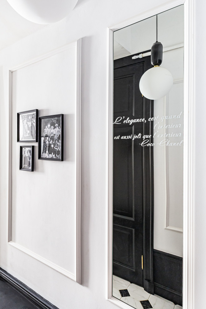 Источник вдохновения для домашнего уюта: узкий коридор среднего размера в стиле ретро с белыми стенами, полом из керамической плитки и белым полом