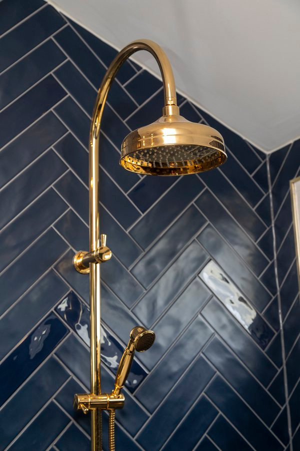 На фото: большая главная ванная комната в викторианском стиле с фасадами в стиле шейкер, синими фасадами, душем без бортиков, инсталляцией, синей плиткой, керамогранитной плиткой, синими стенами, полом из керамической плитки, подвесной раковиной, мраморной столешницей, разноцветным полом, открытым душем, разноцветной столешницей, тумбой под одну раковину и напольной тумбой