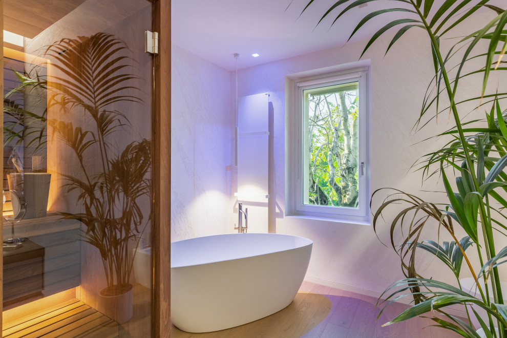 Стильный дизайн: большая ванная комната в современном стиле с светлым паркетным полом, душем с распашными дверями, тумбой под одну раковину и подвесной тумбой - последний тренд