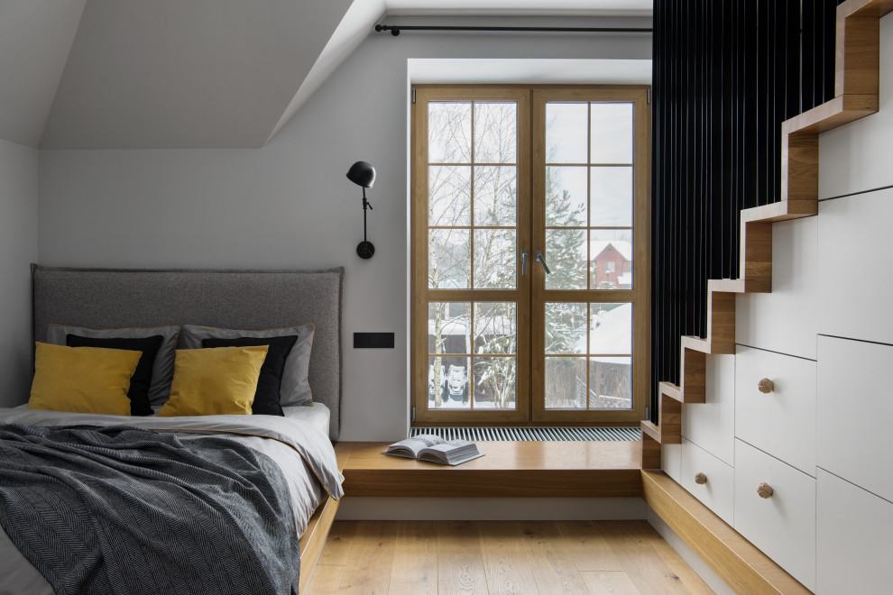 Стильный дизайн: хозяйская спальня среднего размера, в белых тонах с отделкой деревом на мансарде в современном стиле с оранжевыми стенами, паркетным полом среднего тона, бежевым полом, многоуровневым потолком и кроватью в нише - последний тренд