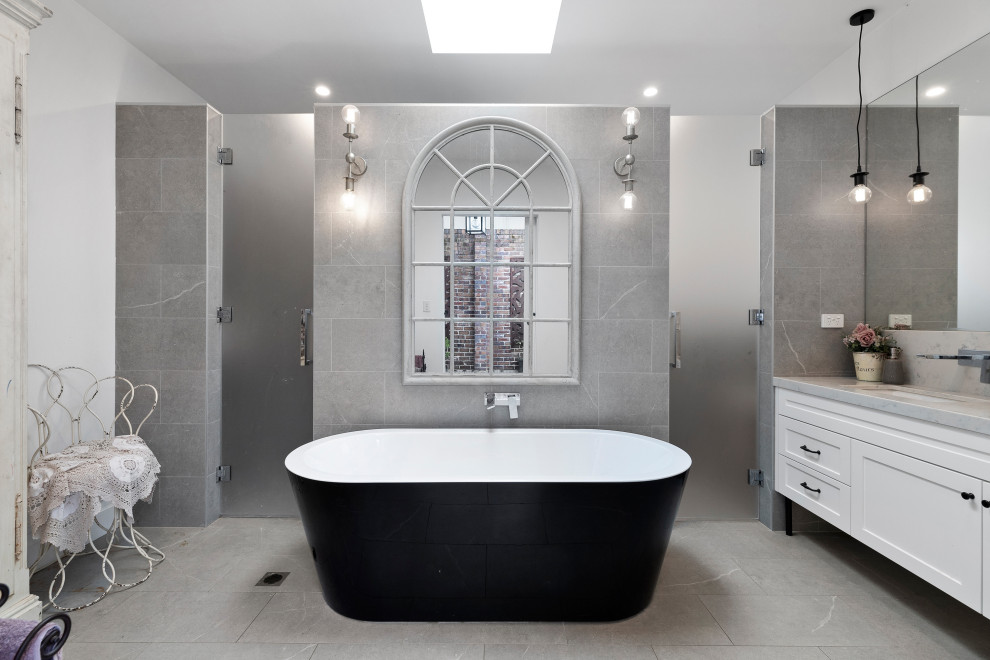Источник вдохновения для домашнего уюта: маленькая главная ванная комната в современном стиле с фасадами в стиле шейкер, белыми фасадами, отдельно стоящей ванной, угловым душем, инсталляцией, серой плиткой, цементной плиткой, серыми стенами, полом из цементной плитки, врезной раковиной, мраморной столешницей, серым полом, душем с распашными дверями, серой столешницей, нишей, тумбой под две раковины, напольной тумбой, многоуровневым потолком и любой отделкой стен для на участке и в саду