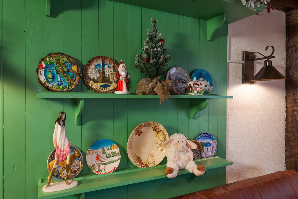 Кухня гостиная в загородном доме в стиле шале.