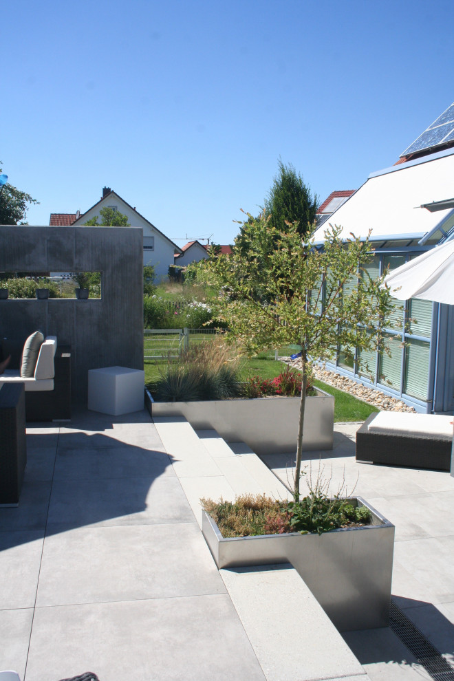Foto di una grande privacy sulla terrazza contemporanea nel cortile laterale e a piano terra