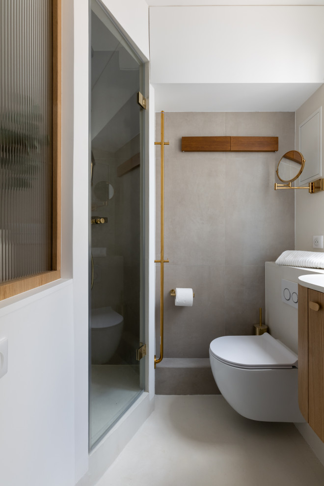 Idées déco pour une petite salle d'eau beige et blanche moderne avec un placard à porte affleurante, des portes de placard marrons, une douche d'angle, WC suspendus, un carrelage beige, un mur blanc, sol en béton ciré, un lavabo encastré, un plan de toilette en béton, un sol beige, une cabine de douche à porte battante, un plan de toilette beige, une fenêtre, meuble simple vasque et meuble-lavabo suspendu.