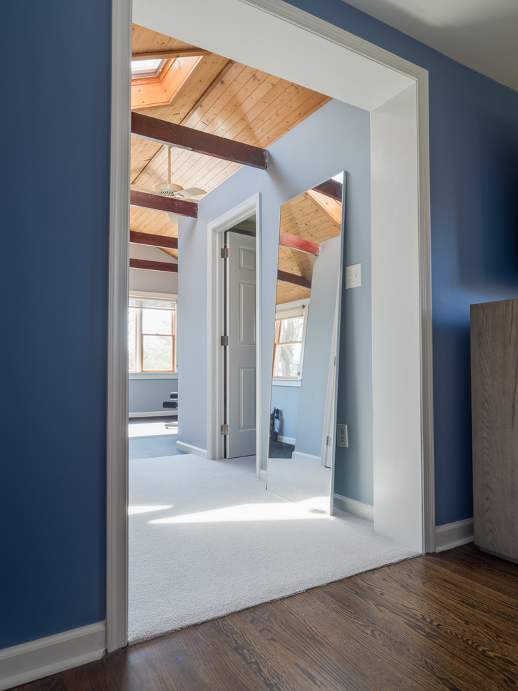 Photo of a mid-sized transitional home weight room in Philadelphia with blue walls.