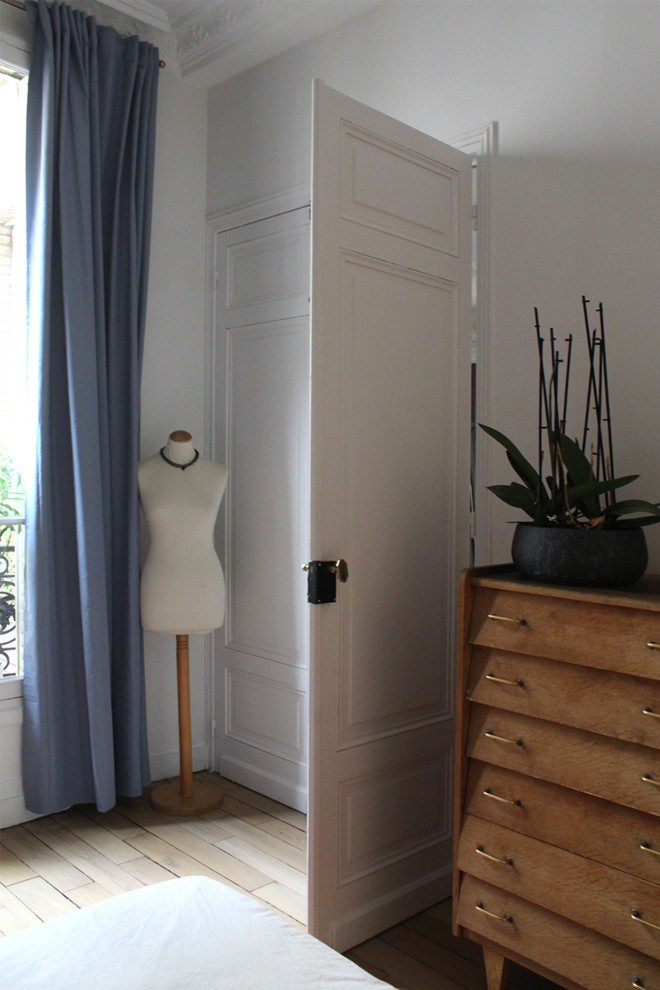 パリにある中くらいなトラディショナルスタイルのおしゃれな主寝室 (青い壁、淡色無垢フローリング、標準型暖炉、タイルの暖炉まわり、壁紙)