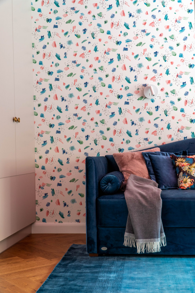 Bild på ett mellanstort funkis barnrum kombinerat med sovrum, med flerfärgade väggar, mörkt trägolv och blått golv