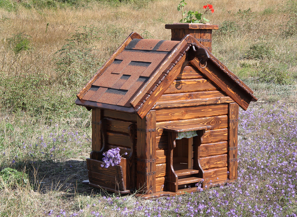 Будка для собаки с окошком и забором