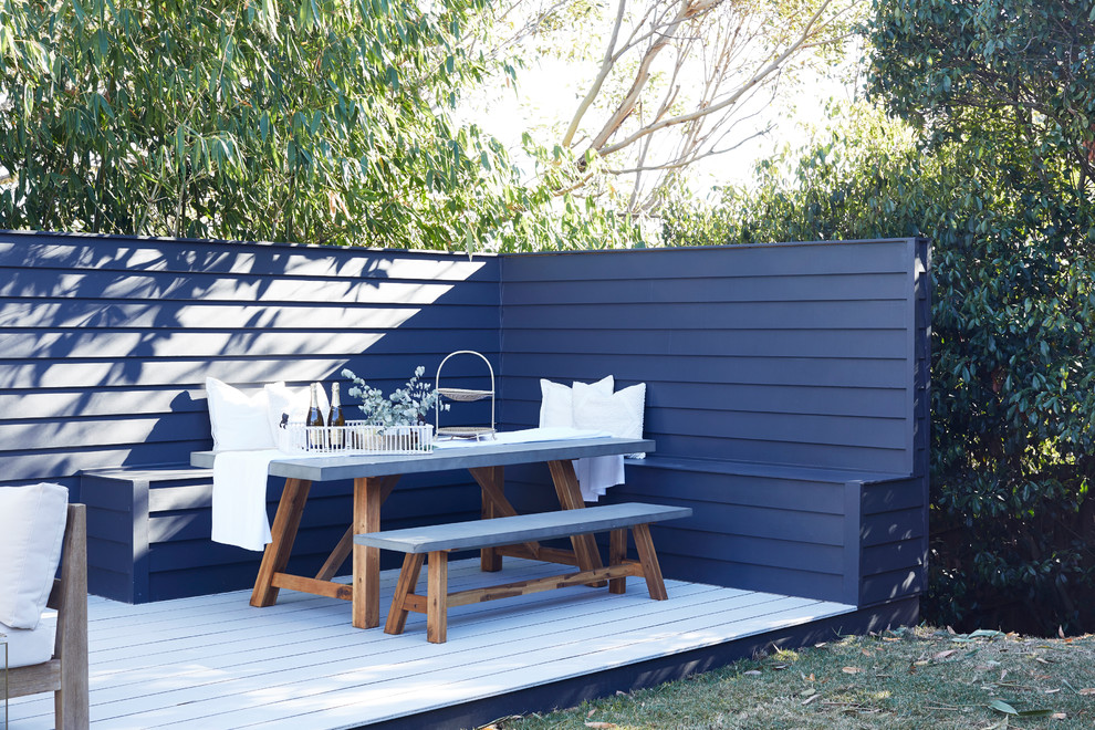 Photo of a mid-sized contemporary deck in Sydney.