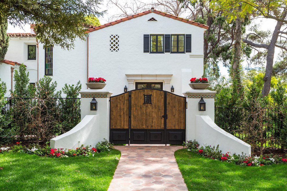 Photo of a mediterranean driveway in Los Angeles.