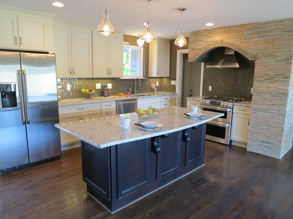 Inspiration for a transitional kitchen remodel in Birmingham