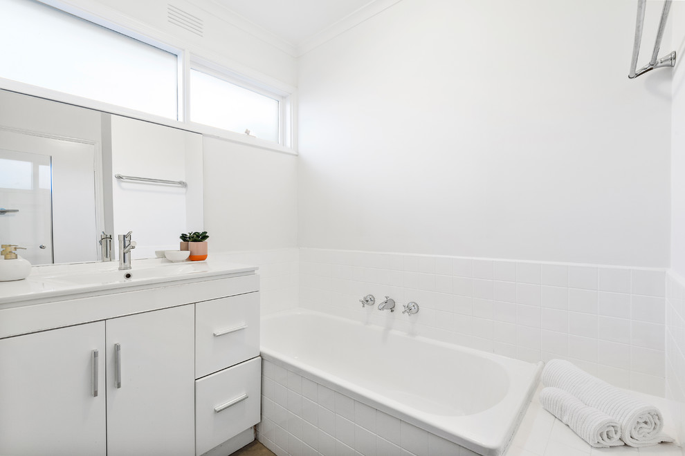 This is an example of a contemporary bathroom in Melbourne.
