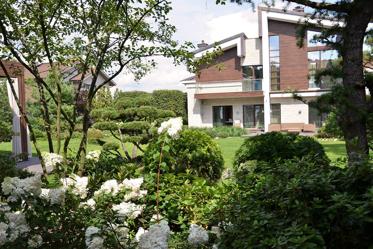 Современный сад в КП "Бенилюкс" вилла 2