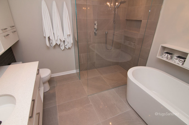 Shower with heated floor moderne-badevaerelse