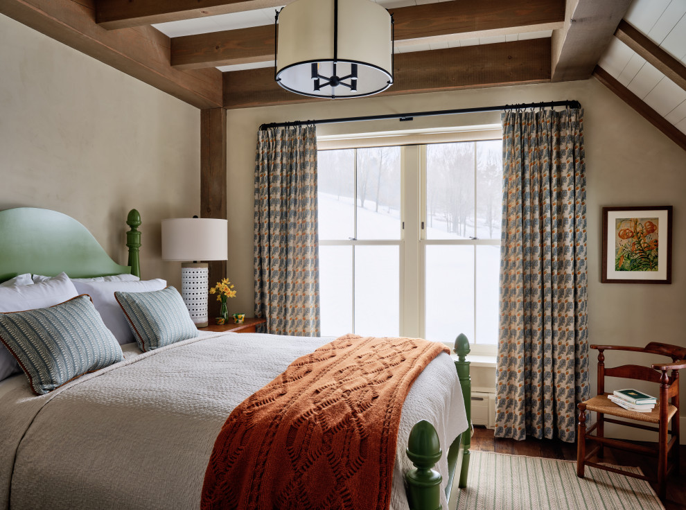Ejemplo de dormitorio campestre con paredes beige, suelo de madera oscura, suelo marrón, vigas vistas y machihembrado