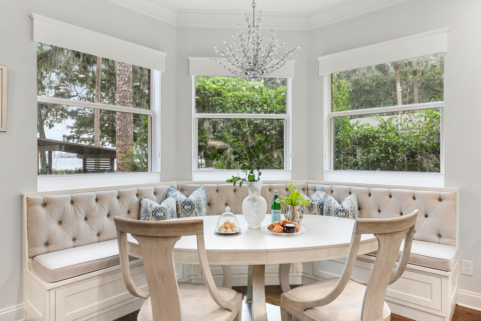Dining room - transitional dining room idea in Jacksonville