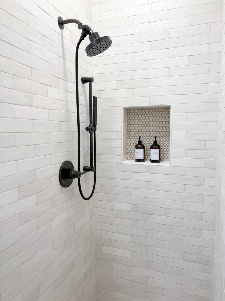 Immagine di una piccola stanza da bagno con doccia tradizionale con piastrelle beige, piastrelle in ceramica, pavimento in gres porcellanato, pavimento multicolore e un lavabo