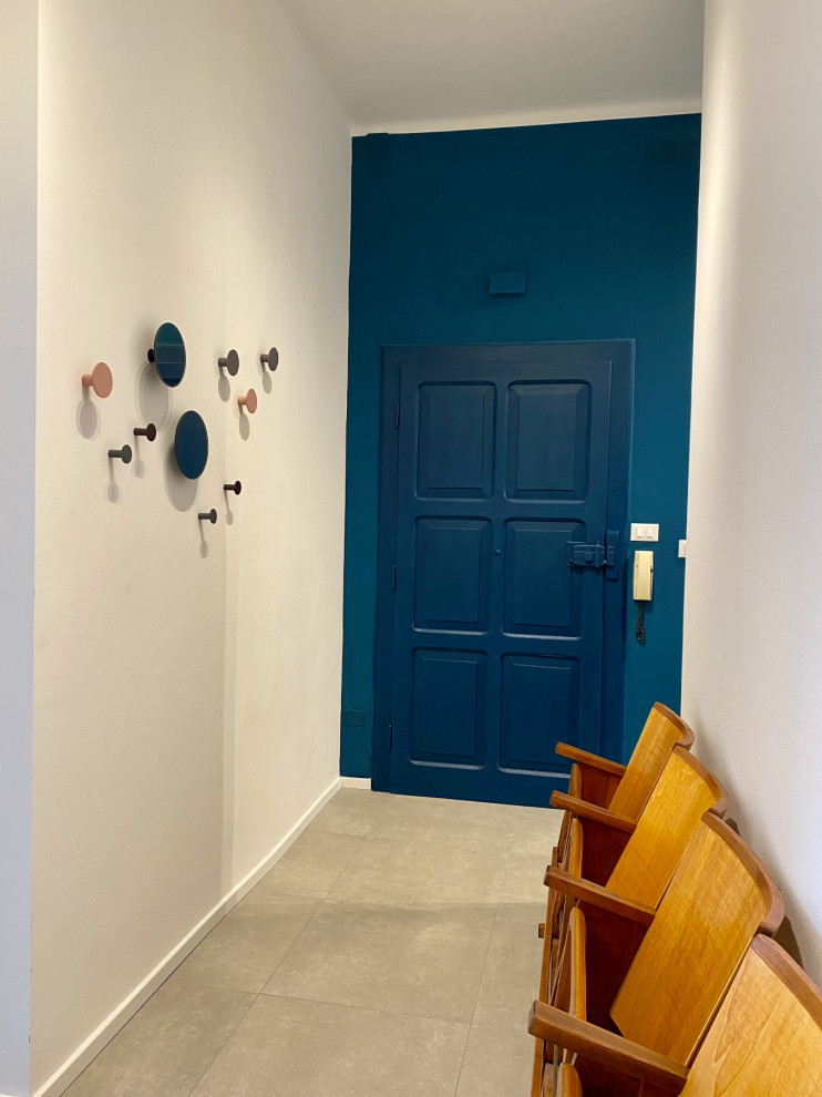 На фото: большая узкая прихожая в современном стиле с синими стенами, полом из керамогранита, двустворчатой входной дверью, синей входной дверью и серым полом с