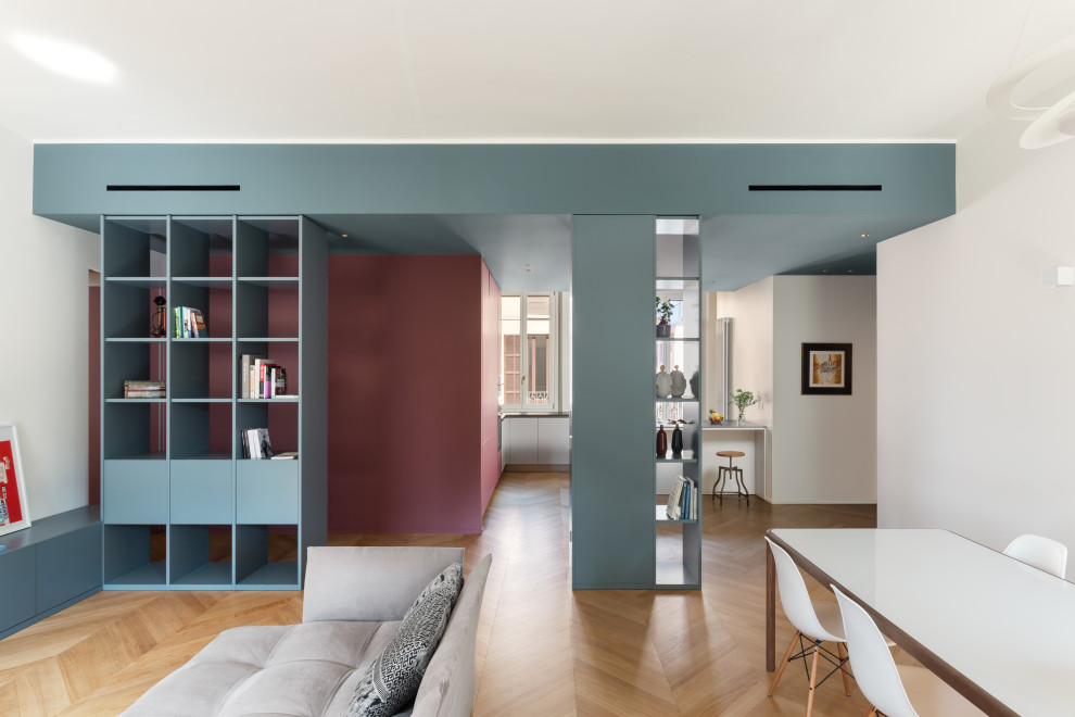 Idee per un ampio soggiorno minimal aperto con libreria, pareti bianche, pavimento in legno massello medio, TV a parete, pavimento beige, soffitto ribassato e con abbinamento di mobili antichi e moderni