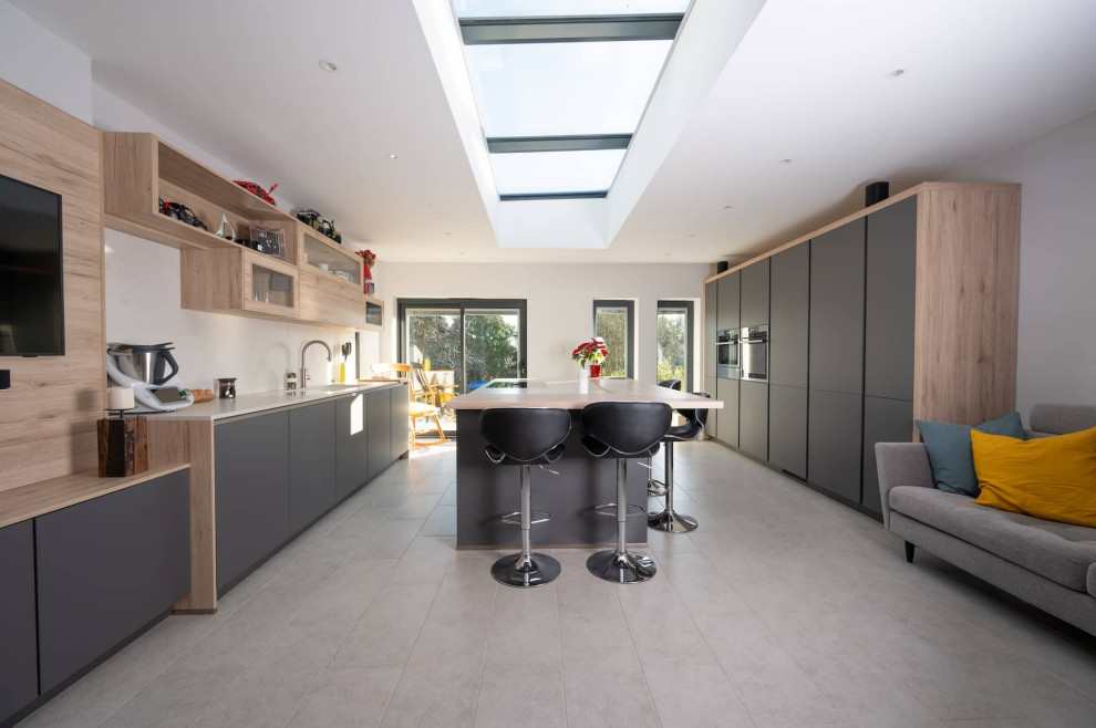 Imagen de bar en casa lineal minimalista grande con armarios con paneles lisos, puertas de armario grises y encimera de cemento