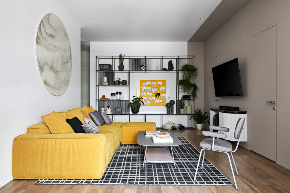 Яркая квартира с желтым диваном и голубой стеной в спальне