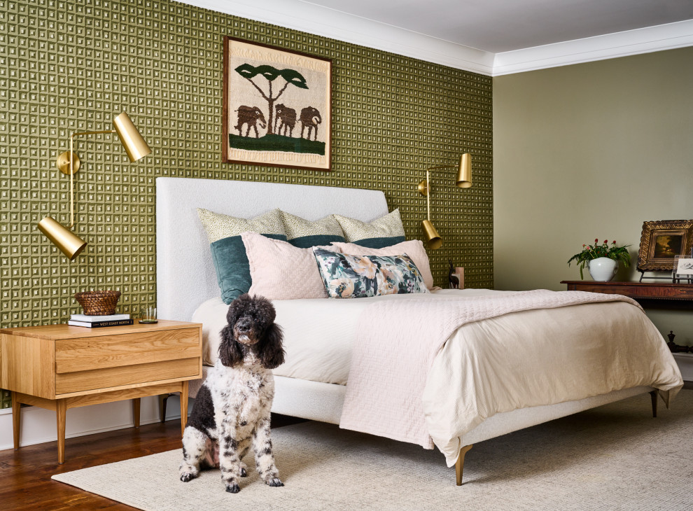 Cette photo montre une chambre parentale chic avec un mur vert, un sol en bois brun et du papier peint.