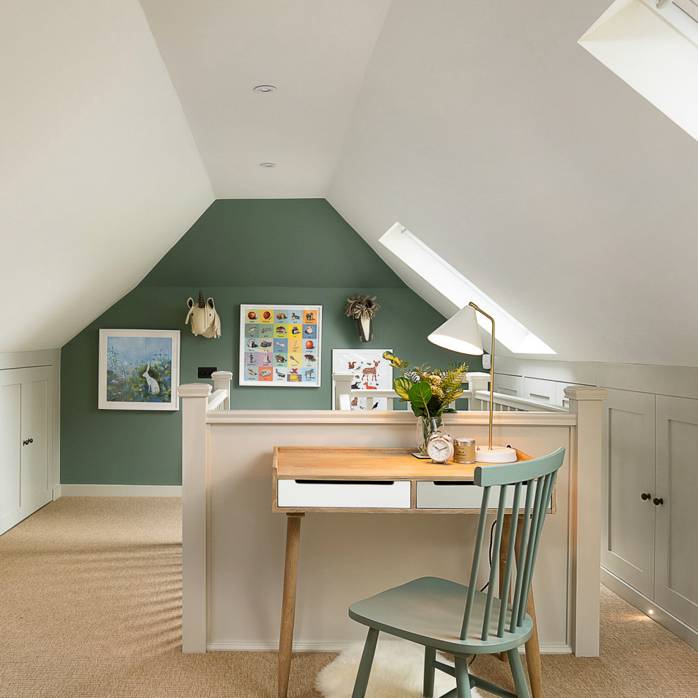 Foto di un grande soggiorno minimal stile loft con sala giochi, pareti verdi, moquette, parete attrezzata e pavimento beige