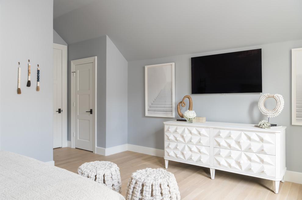 Идея дизайна: гостевая спальня среднего размера, (комната для гостей) в стиле неоклассика (современная классика) с синими стенами и светлым паркетным полом