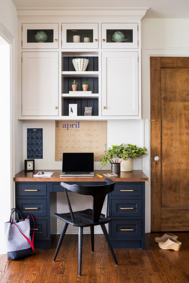 Imagen de despacho clásico grande con suelo de madera en tonos medios y suelo marrón
