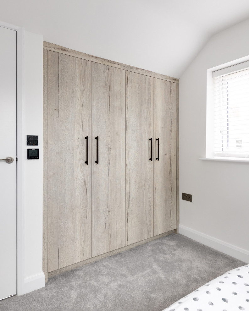 Imagen de armario y vestidor unisex minimalista de tamaño medio con a medida, armarios con paneles lisos, puertas de armario blancas, moqueta y suelo gris
