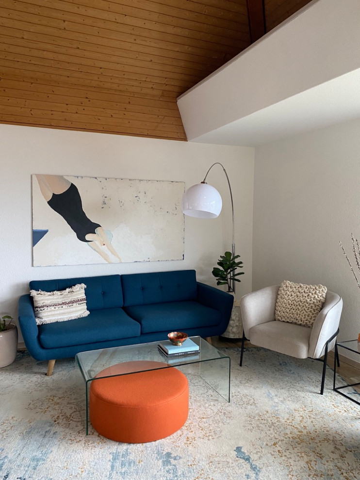 Esempio di un soggiorno minimalista con pareti bianche, pavimento in terracotta, camino ad angolo, cornice del camino piastrellata, pavimento beige e soffitto in legno