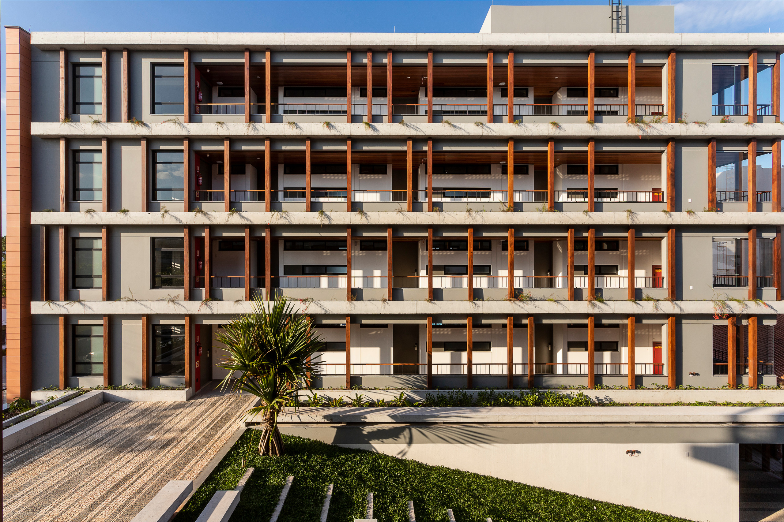 Fachada con las galerías de acceso a los apartamentos