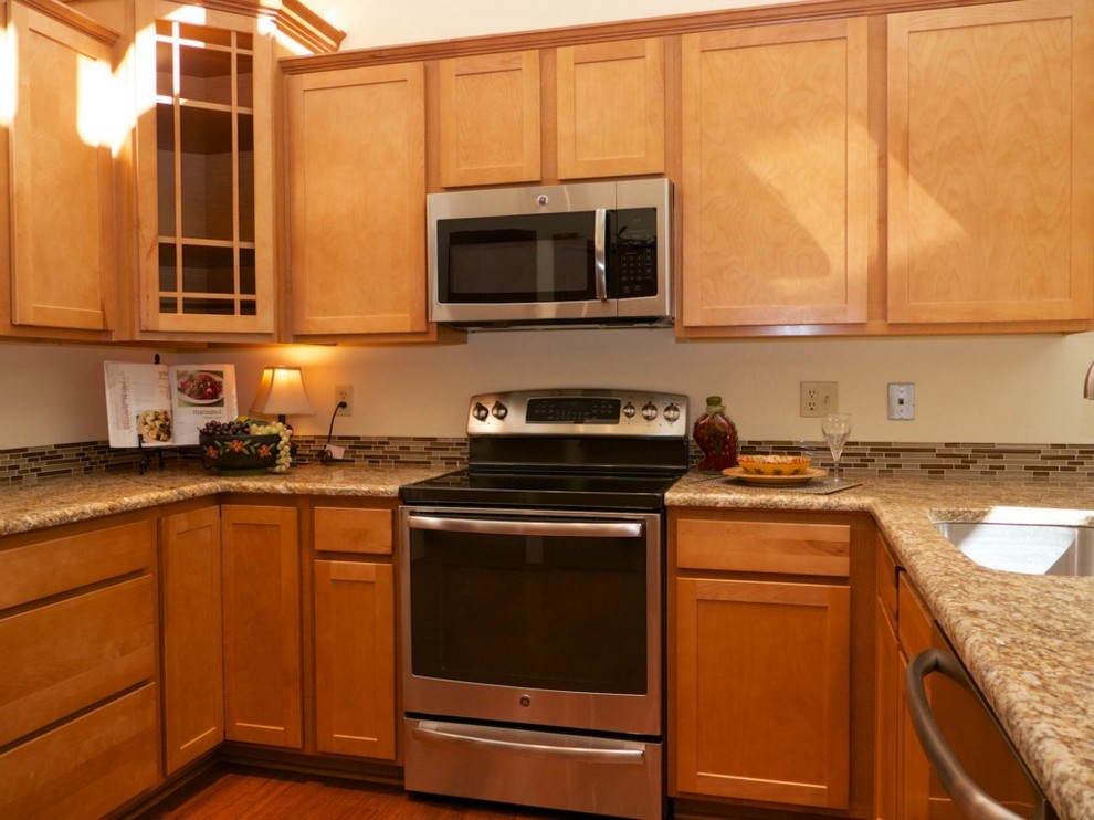 Transitional kitchen photo in Seattle