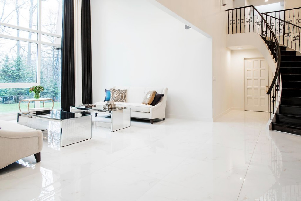 Идея дизайна: парадная, изолированная гостиная комната в стиле модернизм с белыми стенами, мраморным полом и белым полом