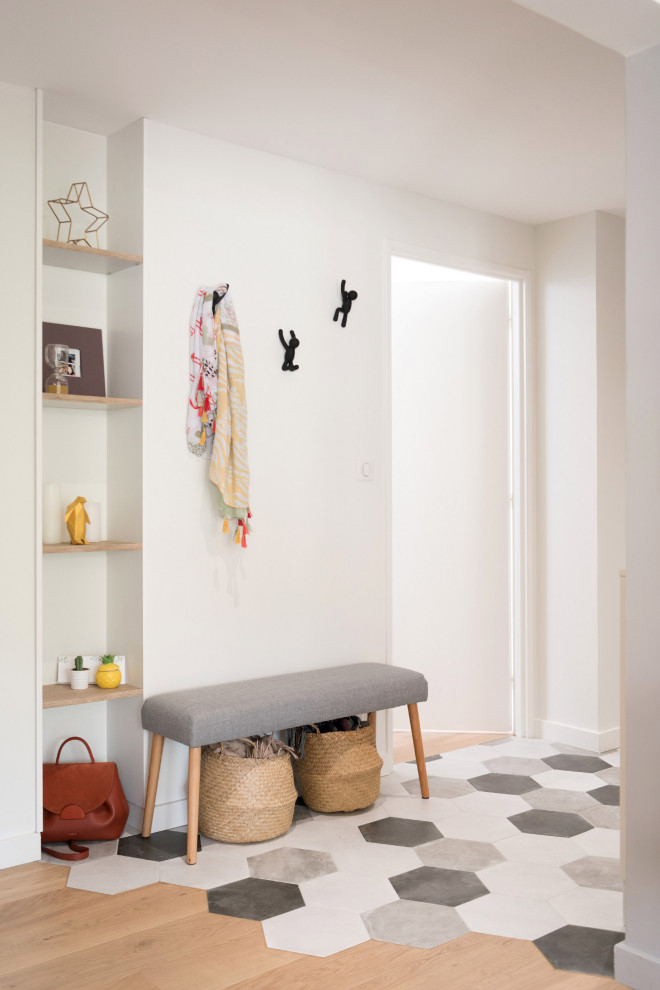 Esempio di un ingresso o corridoio minimal con pareti bianche, pavimento con piastrelle in ceramica e pavimento grigio