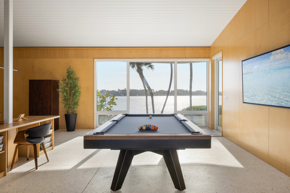 На фото: маленькая комната для игр в современном стиле с бетонным полом, телевизором на стене, серым полом, потолком из вагонки и деревянными стенами для на участке и в саду