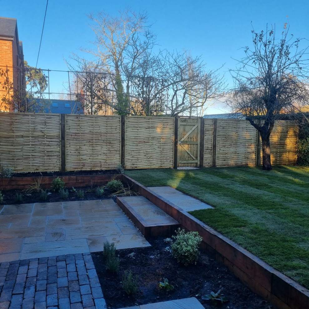 Стильный дизайн: регулярный сад на заднем дворе в классическом стиле с забором и покрытием из каменной брусчатки - последний тренд