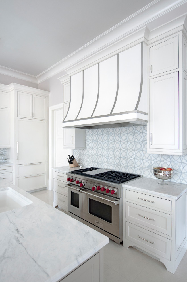 Foto på ett mycket stort vintage vit kök, med en undermonterad diskho, luckor med profilerade fronter, vita skåp, bänkskiva i kvartsit, vitt stänkskydd, stänkskydd i marmor, rostfria vitvaror, marmorgolv, flera köksöar och vitt golv