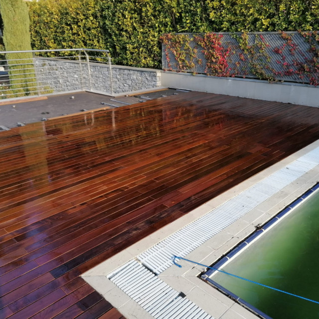 realizzazione decking piscina Ip&egrave; contemporary-deck