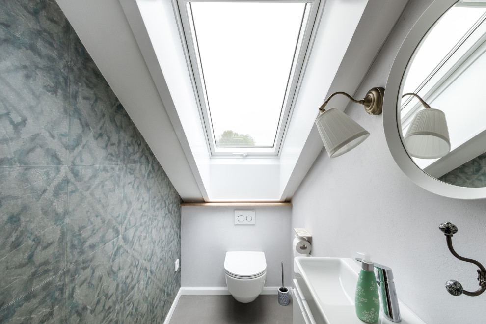 Shabby-Look Gästetoilette mit Tapetenwänden in Stuttgart