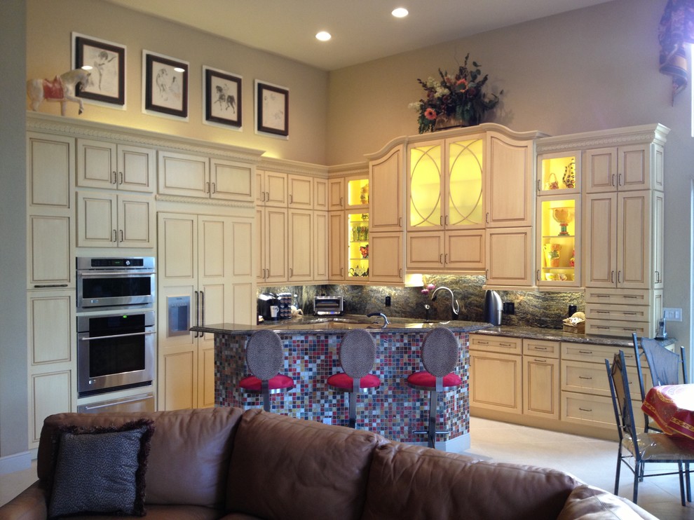 Kitchen - transitional kitchen idea in Miami