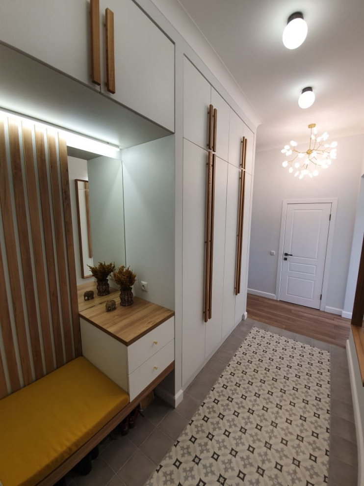 Шкаф в прихожей с банкеткой