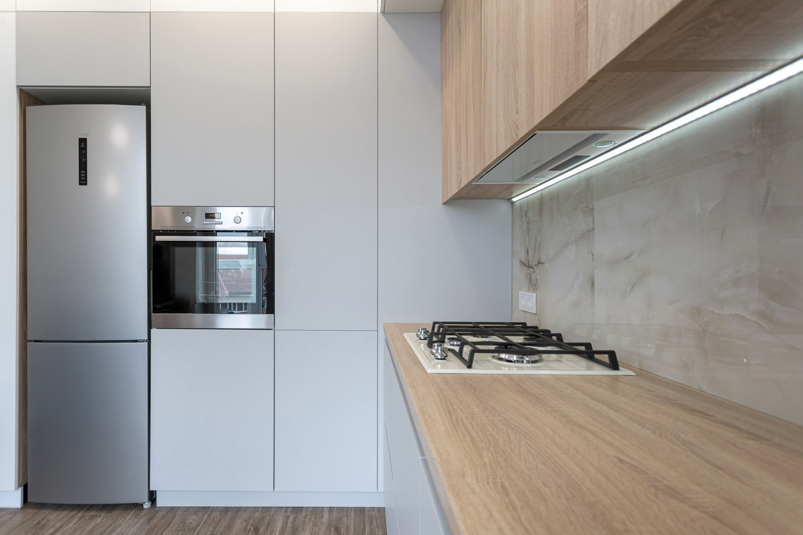 Серая комбинированная кухня в современном стиле