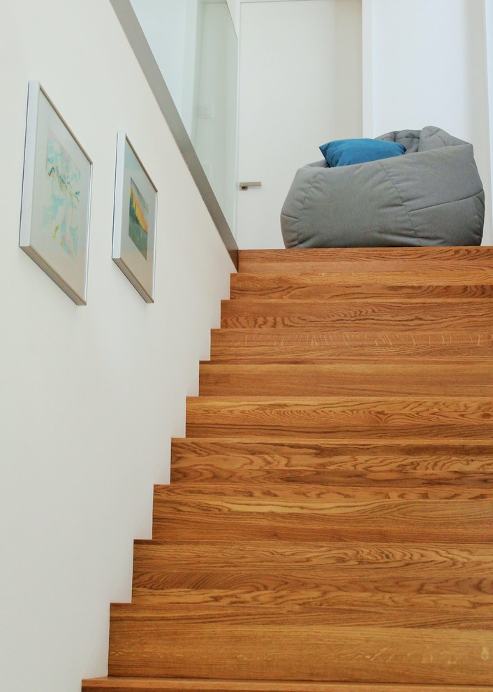 Treppe With gebeizten Holz-Treppenstufen and gebeizten Holz-Setzstufen in Frankfurt