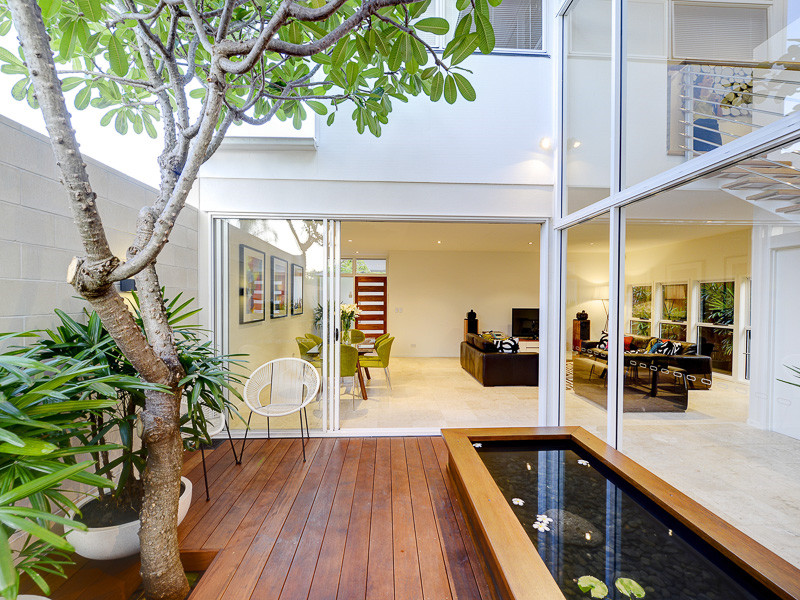 Contemporary deck in Brisbane.